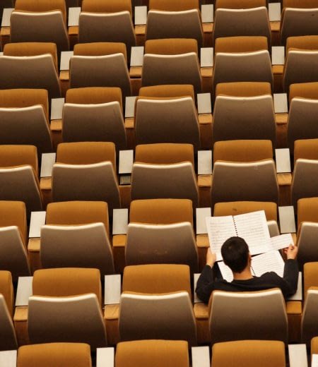 Student alleen lonely collegezaal